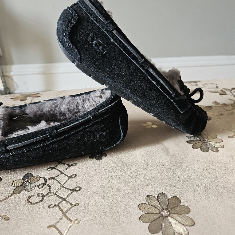 UGG  NWOB  Women's Dakota Fluff Black SIZE 7 - Picture 5 of 6